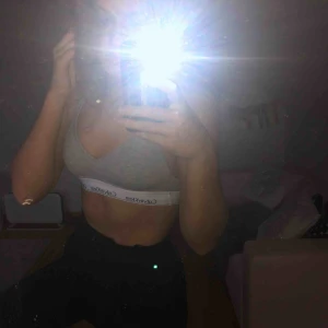  - En grå topp från Calvin Klein som jag knappt använt (den blev snabbt för liten) Toppen har lite push up som ni kan se på bild 3. Nypris 399kr ( frakt tillkommer)