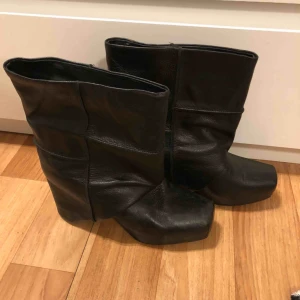  - Tiger of Sweden boots . Använda men i fint skick. Stl 39
