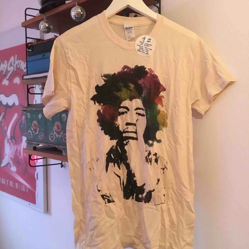 Jimi Hendrixtröja som är helt ny, lapp kvar! Strl herr S, perfekt julklapp eller present! Köparen betalar frakten!. T-shirts.