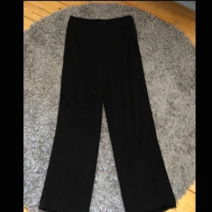  - Raka byxor.  Köpare står för frakt. 