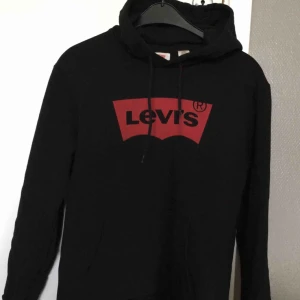  - En levishoodie som jag säljer för att jag aldrig använder den.   Nypris: 699.         Mitt pris: 120