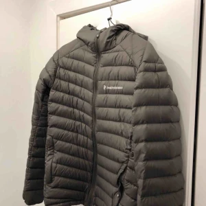  - Peak performance jacka säljes, använd max 5 gånger. Nypris 2799kr 