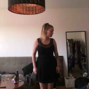  - Fin svart klänning med mesh-tyg upptill!  Köparen står för frakt! 🧡