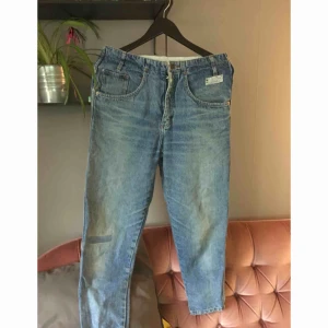  - ”Mom”jeans eller hipsterbyxor om du vill. Uppskattar storleken till 29 eller 30 i midjan. Relativt high waist men för små för mig.  Katt finns i hem, köpare betalar frakt om de ska skickas. Kan annars mötas upp i Göteborg/Partille. 