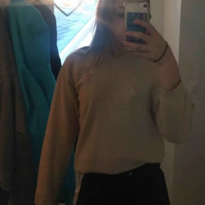  - Beige sweatshirt