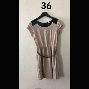 - Säljer denna snygga klänning! Säljer den pga att jag aldrig själv använde den!   Storlek: 36 = S Pris: 75:- Finns: Tollarp   Katt finns i hemmet! 