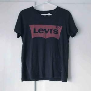 Levi’s t-shirt. Använd några fåtal gånger. Frakt tillkommer. Betalning med swish