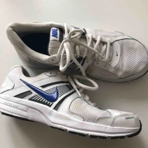  - Vita träningsskor från Nike. Lite smutsiga men väldigt sällan använda och därför i väldigt bra skick. 