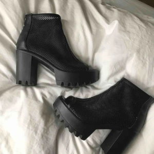  - Knappt använda klackar från TIAMO stl 39, passar även 40. 