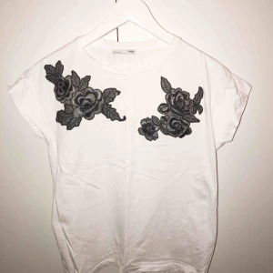  - T-shirt från zara, Säljer pågrund av att den knappt används, så den är i väldigt bra skick 