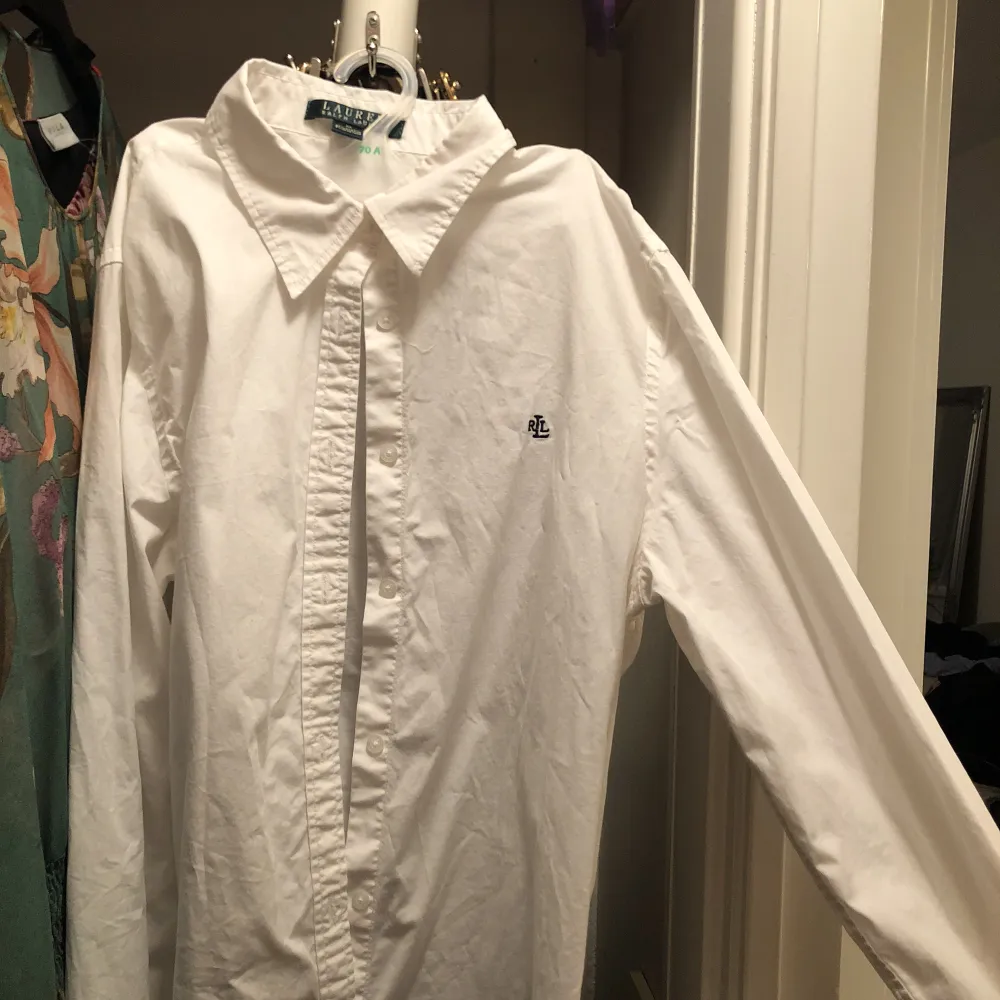 En helt oanvänd Ralph Lauren skjorta i storlek M. Skjortor.