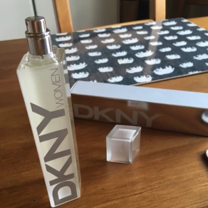  - helt oanvänd parfym som kostade ca 400 kr. hämtas i sthlm eller skickas om köparen betalar frakt.  jag säljer massor av produkter & plagg, vill du ha flera saker blir det mängdrabatt. 