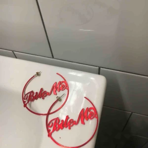  - FRI FRAKT💘  balla örhängen i röd metallisk färg. 