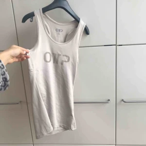  - Lite metallic beiget träningslinne😍