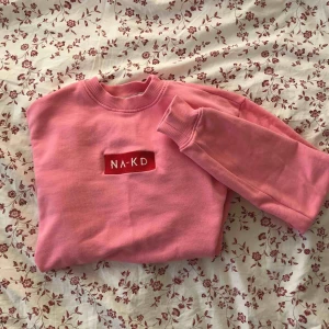  - En rosa collagetröja med rött tryck från NA-KD. Har använt den men den förtjänas att användas mer!💕 Inklusive frakt. Mer bilder kan visas vid intresse. 