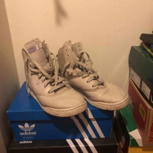 - Ett par lite varmare adidas sneakers perfekt till denna årstid (innan snön kommer) sparsamt använda. Har en liten defekt på ena sidan (syns på bild). 