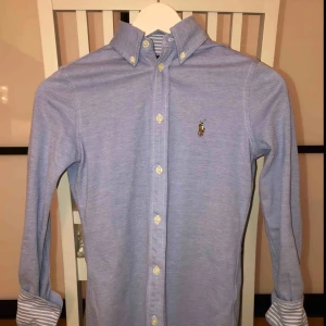  - En Ralph Lauren skorta i väldigt bra skick då den bara är använd ett fåtal antal gånger. Köptes för ca 1200kr