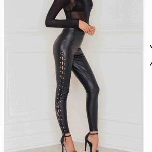  - Helt nya skinnbyxor med snörning från Rebecca Stella. Super snygga och mjukt material. Endast provade men för små.  Köpare står för ev frakt, finns i Vetlanda men kan tas till Helsingborg 