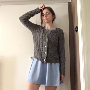  - Stickad tröja i mycket fint skick. Large men mer som en medium.  Möts helst upp i Örebro (eller Katrineholm där jag är med jämna mellanrum).