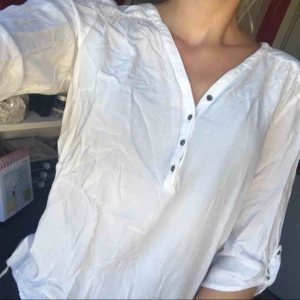  - Superfin vit blus med spets baktill! Endast provad, strl S😊 