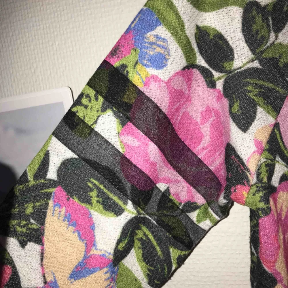 Supersnygg blommig tröja med detaljer, endast provad😊 Strl XS . Tröjor & Koftor.