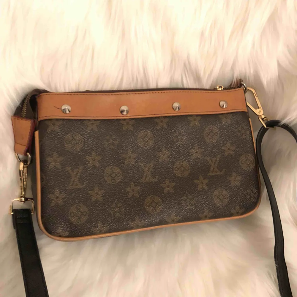 Fake Louis Vuitton handväska . Väskor.
