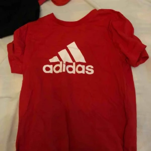  - Röd adidas tröja. Knappt använd. Frakt ingår