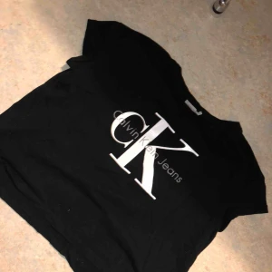  - Ck T-shirt. Äkta, köpt på nk .   Köparen står för frakt annars går det att mötas i innerstad Gbg  