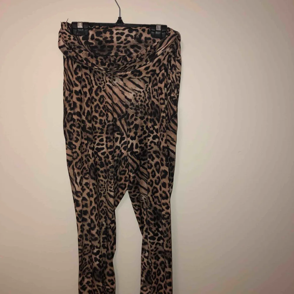 Leopardbyxor från Design Only, orginalpris 400 kr. Jeans & Byxor.