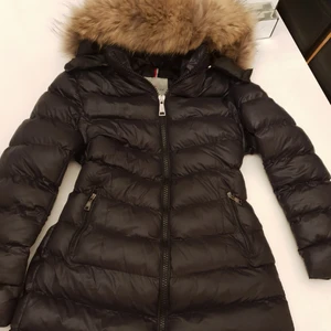  -  super fin moncler jacka oanvant storlek s/m äkta pals 