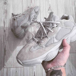  - Yeezy 500 salt.  DSWT. Bild 3 är från bekräftelsemejlet.  Kan mötas upp eller skickas mot frakt. Skickas spårbart. 