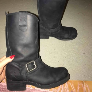  - Pris kan diskuteras. Ett par Johnny bulls som är knappt använda och bra skick inte använt dom på nått år så vill få iväg dom. Dammar av dom och fixar till dom innan dom skickat