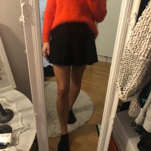  - Super söt klockad kjol i fint material. 