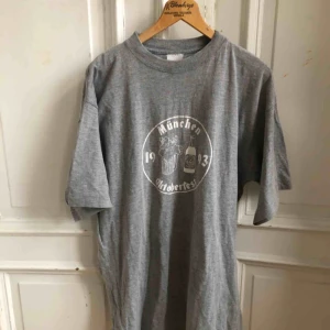  - Vintage 1993 - T-shirt med tryck från Oktoberfest i München 1993. Din pappa kanske var där! 🍺🍺🍺