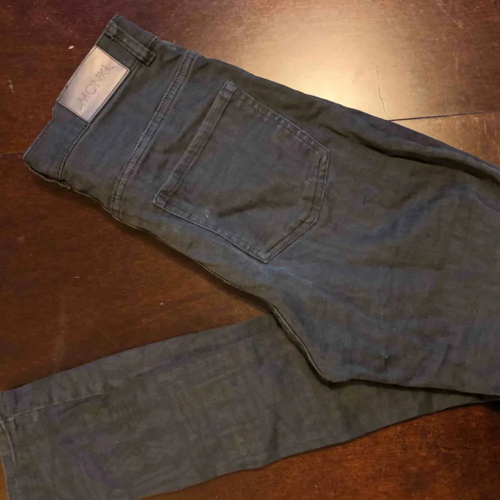 Svagt mönstrade  jeans från Monki. Höga i midjan och stuprörsben. Mycket fint skick! . Jeans & Byxor.
