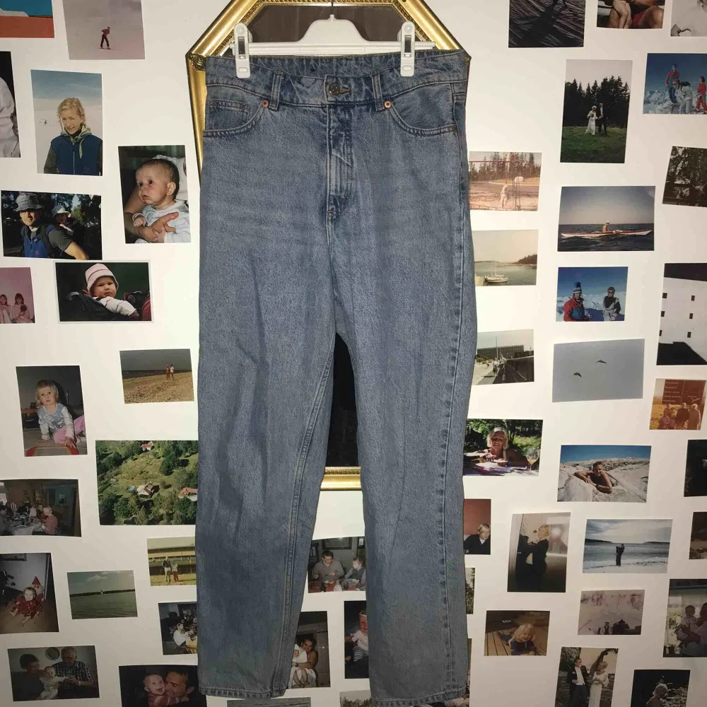Monki jeans mom fit. Ljusblå retro tvätt med hög midja. Fint skick men passar inte längre.. Jeans & Byxor.