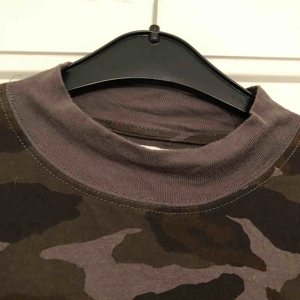 Militär mönstrad t-shirt med grå krage . T-shirts.