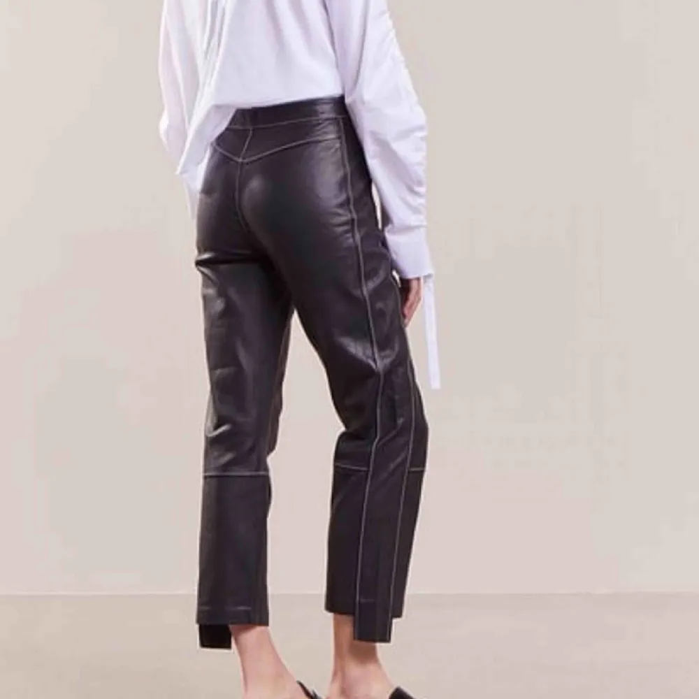 Snyggaste skinnbyxorna någonsin, Cooper leather pant från House of Dagmar. Säljes endast pga att de töjt sig så att de nu är för stora för mig, är en storlek 36 annars och detta är en 38a. Superfint skick, sparsamt använda. Nypris 5995:-. Jeans & Byxor.