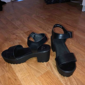  - Skor i storlek 38. 60kr. Finns i Norrköping eller så tillkommer fraktkostnad på 100kr 