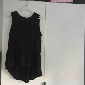  - Jätte sött linne från Vero Moda med volang längst ner. Använd 1 gång. 