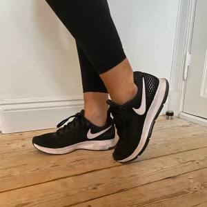Nike Pegasus löparsko - Fina löparskor från Nike, modell Zoom Pegasus 33! Använda ett fåtal gånger och säljs i fint skick! 👟 Storlek 38, US 7! Köparen står för frakt 📦 