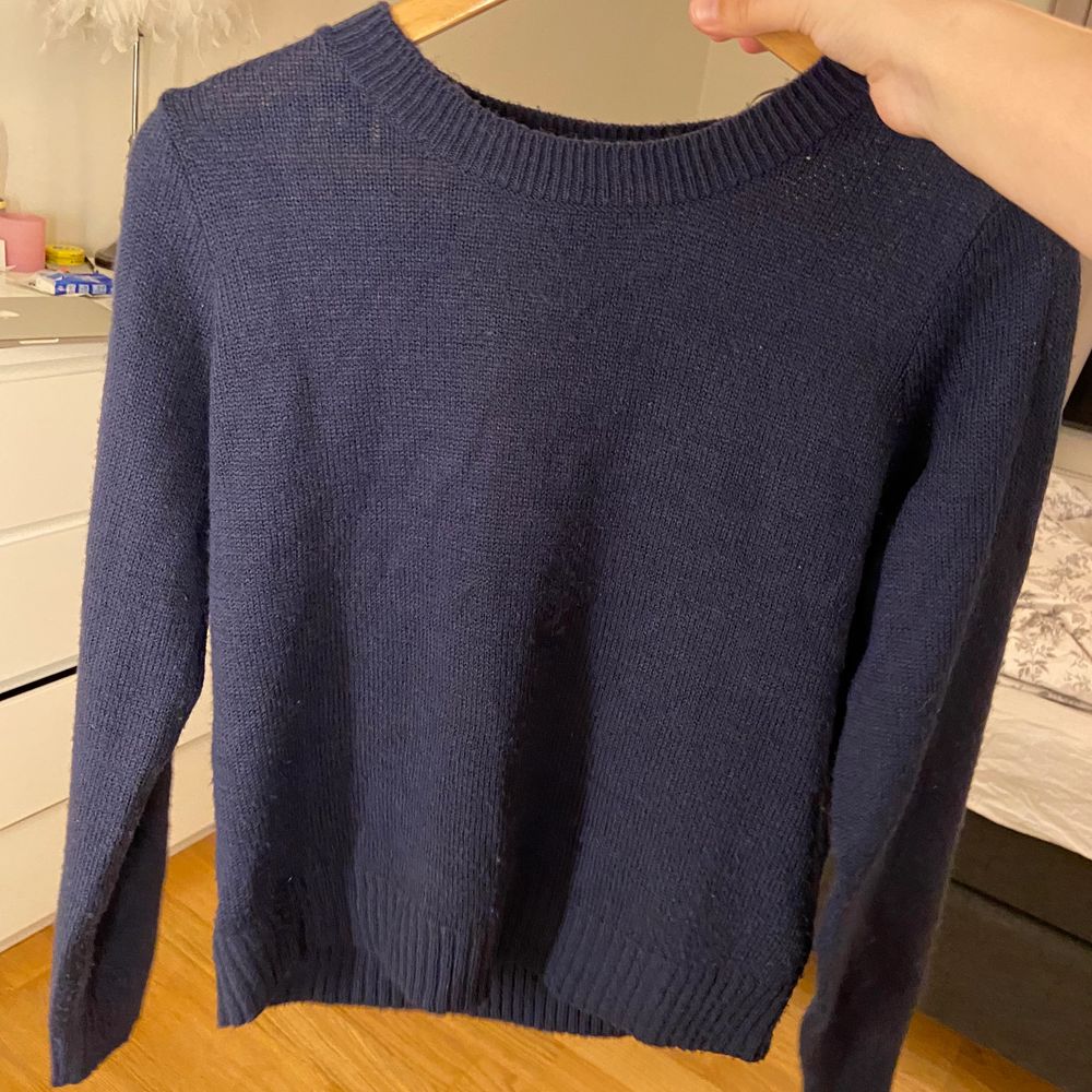 Säljer denna söta marinblåa stickade tröjan i strl S. Köpt för 199kr . Stickat.