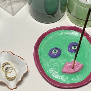 Sjukt snygg rörelsehållare - Vi tillverkar skålar av olika slag. Denna rökelsehållare är unik och så fin!!☺️ budgivning om fler är intresserade 💕 