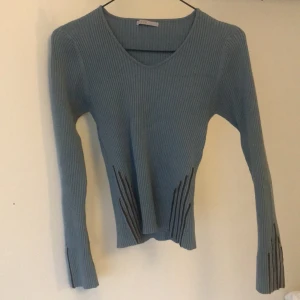 Ribbad topp  - Vintage ribbad topp i en duvblå färg med bruna sömmar 