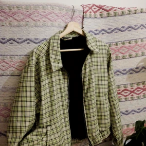 Rutig pufferjacket - Säljer nu min rutiga puffer som är grymt cool men som jag tyvärr inte har använt en enda gång sen jag köpte den på urban outfitters! Om du har frågor så är det bara att slänga iväg ett meddelande🤩