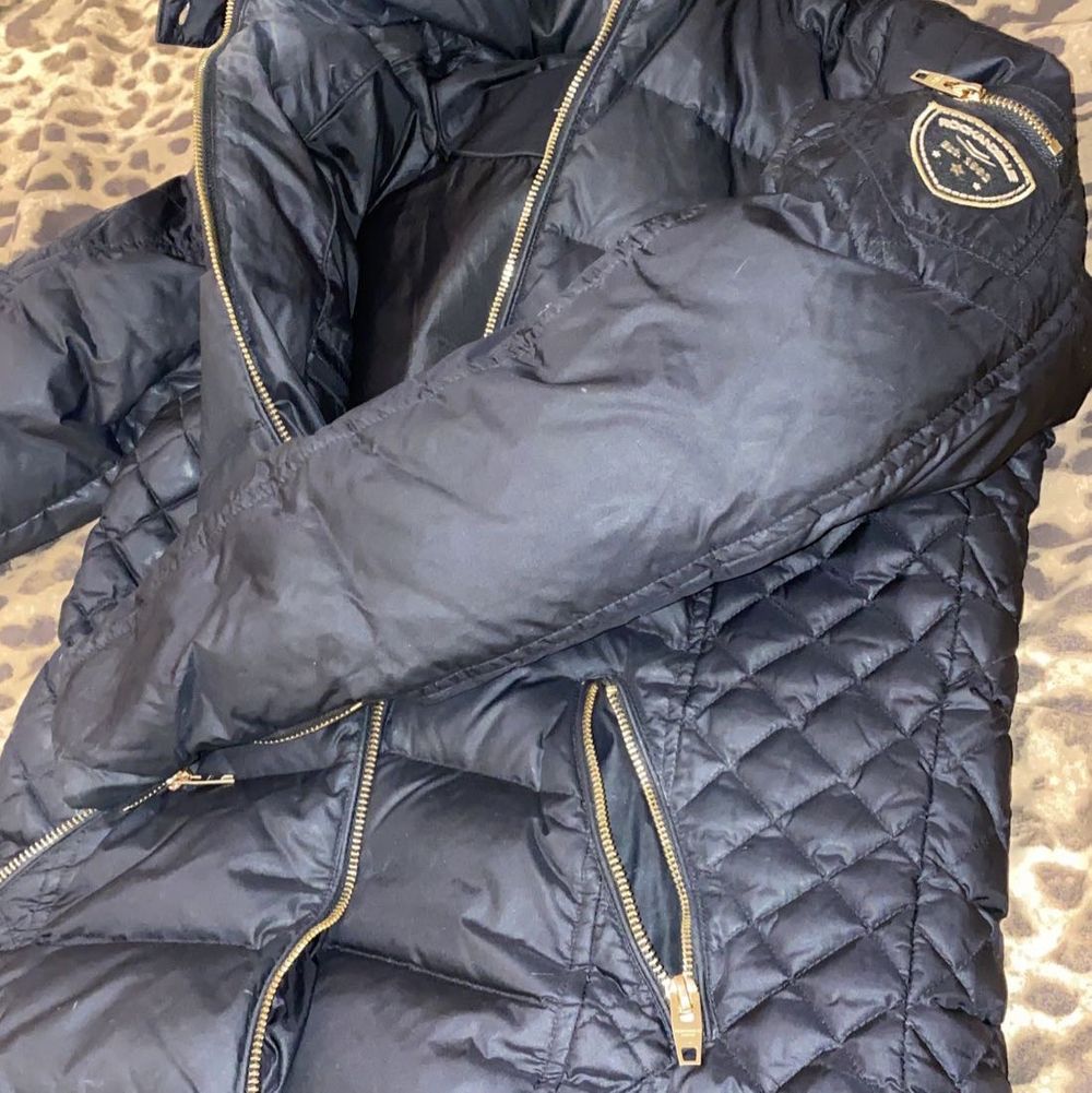 Rockandblue jacka strl 38 säljer den eftersom den har blivit för stor för mig. Den är i ok skick skulle jag säga och väldigt varmt enda problem är att dragkedjan brukar fastna ibland annars är den fint på och varmt som sagt, och den är äkta så klart.. Dragkedjan behöver fixas så kan släppa den billigare om du är seriös. Är du intresserad skicka gärna ett pm. . Jackor.