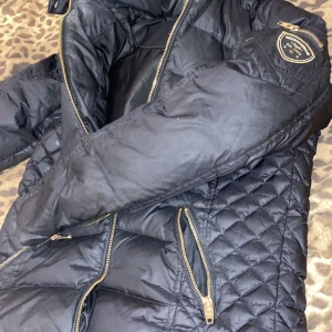 Jacka  - Rockandblue jacka strl 38 säljer den eftersom den har blivit för stor för mig. Den är i ok skick skulle jag säga och väldigt varmt enda problem är att dragkedjan brukar fastna ibland annars är den fint på och varmt som sagt, och den är äkta så klart.. Dragkedjan behöver fixas så kan släppa den billigare om du är seriös. Är du intresserad skicka gärna ett pm. 