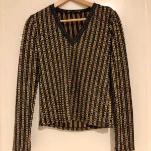 Cool tröja från Zara - Supercool tröja från Zara men tyvärr är den för liten för mig:(