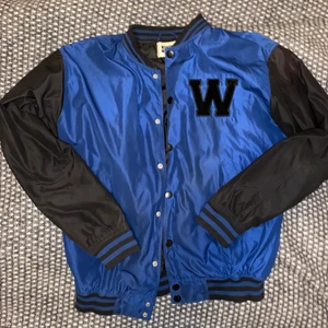 BASEBALLJACKA - Säljer ännu en ascool vintage baseballjacka i en snygg blå och svart färg. Den har ett W på vänstra bröst i svart sammet. Perfekt oversized och bara skitsnygg. Köparen står för frakten🥰 högsta bud: 450kr buda eller köp direkt för 500kr