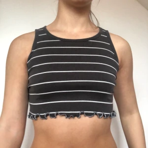 Topp - Topp jag croppat själv! Så söt men tyvärr inte min stil längre. Skriv privat vid intresse. Frakt tillkommer